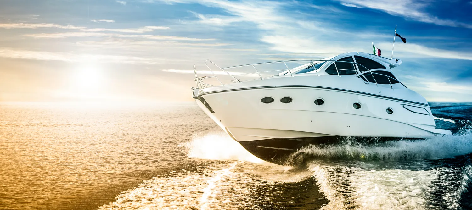 Mike Ziegler - Sachverständiger für Sportboote - Luxuriöses Motorboot, das im Morgengrauen über das Meer segelt